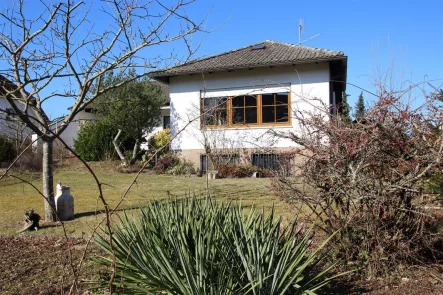 Aussenansicht - Haus kaufen in Puschendorf - Bungalow, renovierungsbedürftig in ruhiger Lage zu verkaufen.