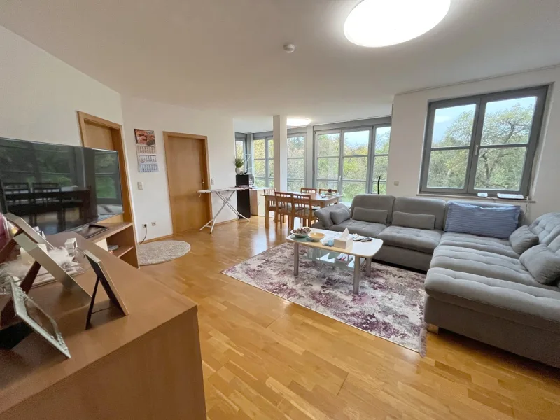 Wohn- und Esszimmer ein lichtdurchfluteter Raum - Wohnung kaufen in Edling - Sonnige 2-Zimmer-Eigentumswohnung mit Balkon & Wintergarten