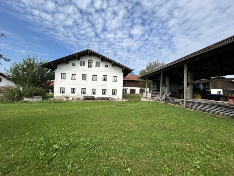 Ostansicht Bauernhaus und die Halle