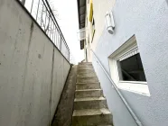 Treppe zum Fahrradraum mit Rampe