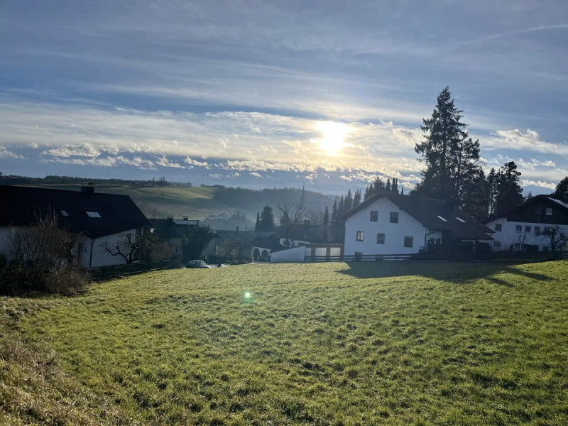 Blick auf das Grundstück - Grundstück kaufen in Sankt Wolfgang - Sonniges Baugrundstück in Ortsrandlage von Sankt Wolfgang!