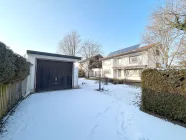 Einfahrt und Garage