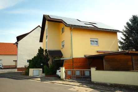 Ansicht rechts - Wohnung kaufen in Nidderau - Kapitalanlage: 3-Z-Wohnung mit Einbauküche, bestem Fernblick, Balkon und PKW-Stellplatz am Haus