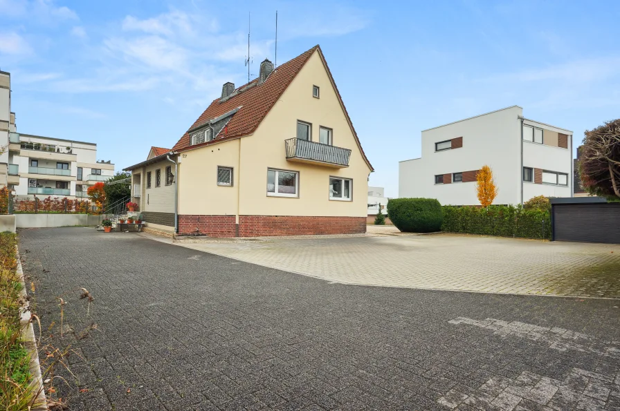 Vorderhaus Außenansicht und Parkplatz