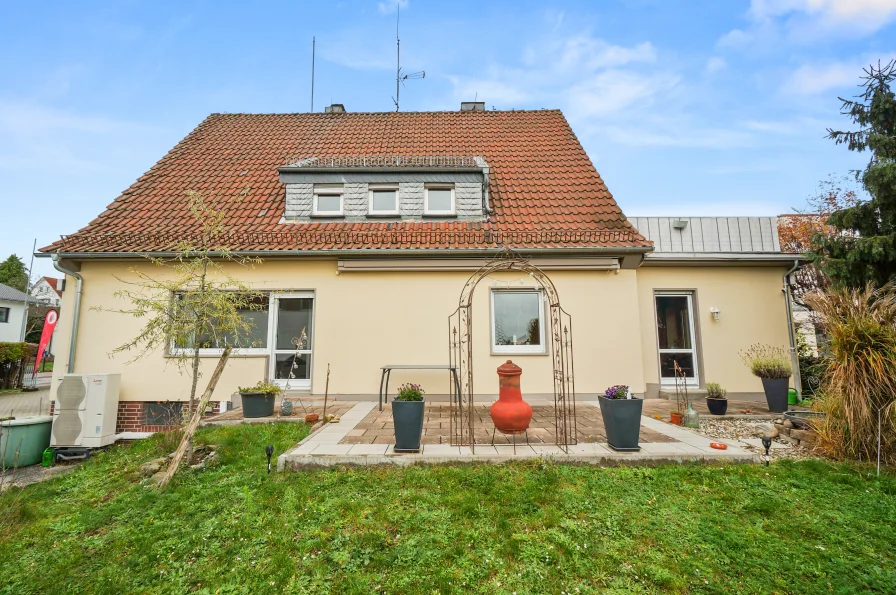 Vorderhaus Außenansicht mit Terrasse