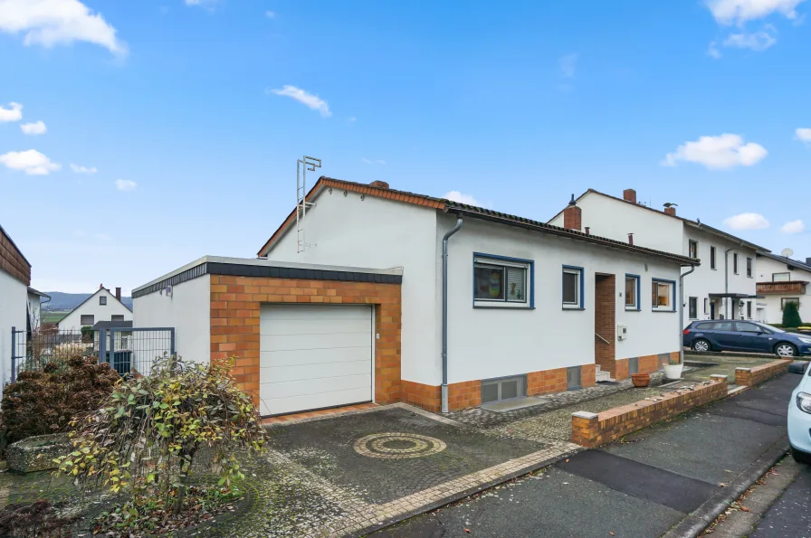 Vorderansicht 1 - Haus kaufen in Rockenberg - Familientraum mit Garten, Kamin und Komfort – Willkommen in Oppershofen!