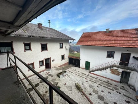 Hausansicht 3 - Haus kaufen in Vichtenstein - Anwesen in Höhenlage mit Fernblick in den bayerischen Wald Nähe Vichtenstein/Nähe Passau