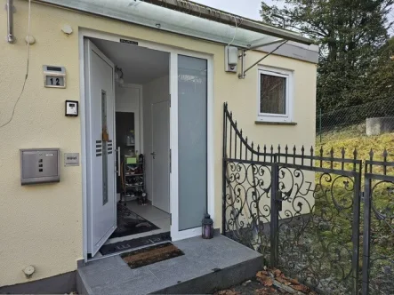 Außenansicht - Haus kaufen in Passau - Reihenend-Bungalow – 3 bis 4 Zimmer – ideal für Ehepaar - in Passau-Rittsteig