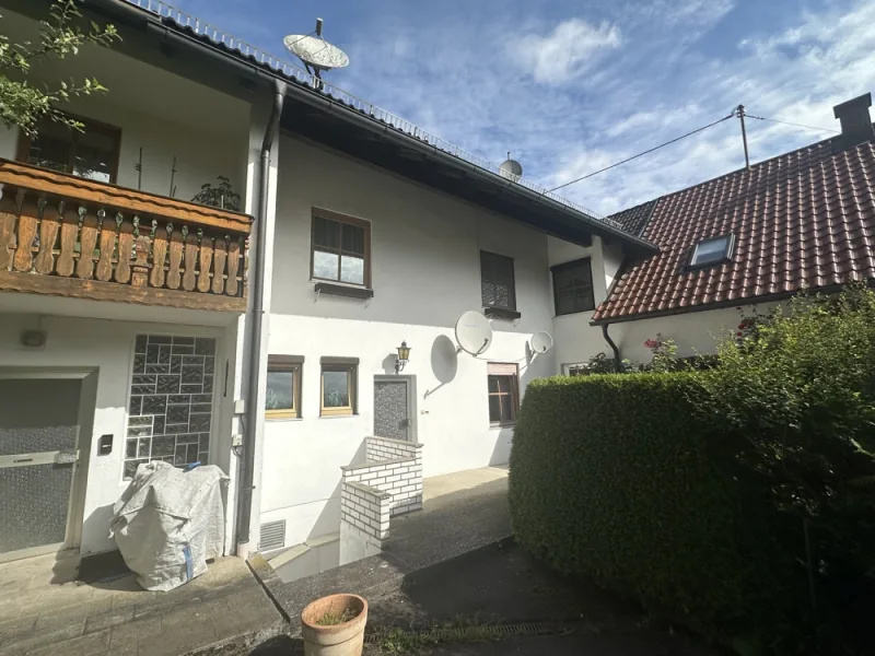 Hausansicht 2 - Haus kaufen in Passau - 2 Wohnungen / Reihenmittelhaus in Passau Schalding rechts der Donau