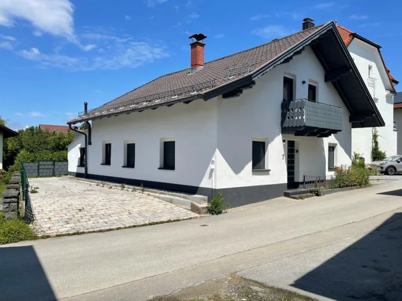 Hausansicht - Haus kaufen in Salzweg - Der ideale Altersruhesitz - komplett neu renoviertes Einfamilienhaus in zentraler Lage von Salzweg