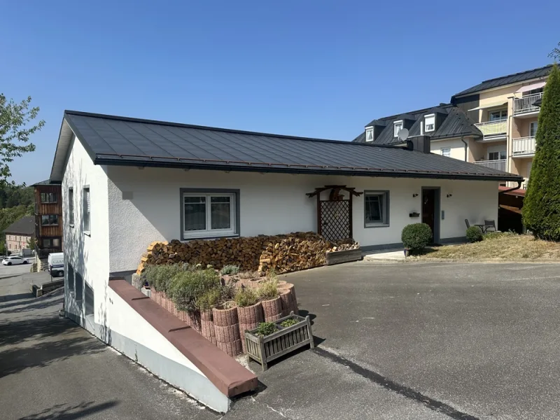 Hausansicht 1 - Haus kaufen in Freyung - Einfamilienhaus-Bungalow mit Lagerflächen in Freyung Nähe Zentrum