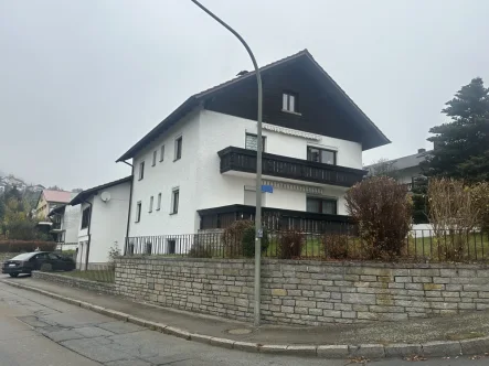 Außenansicht (3) ohne Hs.Nr. und Straße - Haus kaufen in Hauzenberg - Großzügiges Zweifamilienhaus mit DG-Ausbau in Hauzenberg Nähe Zentrum