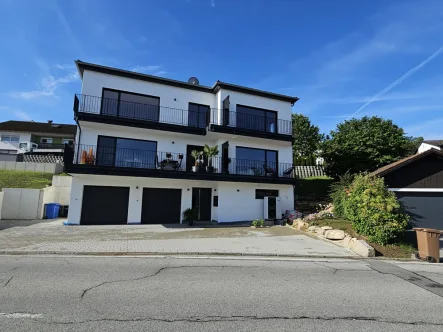 Vorderansicht - Wohnung mieten in Waldkirchen - Zentrumsnah wohnen in Waldkirchen 3-Zimmer-Wohnung mit Tageslichtduschbad, EBK und Balkon