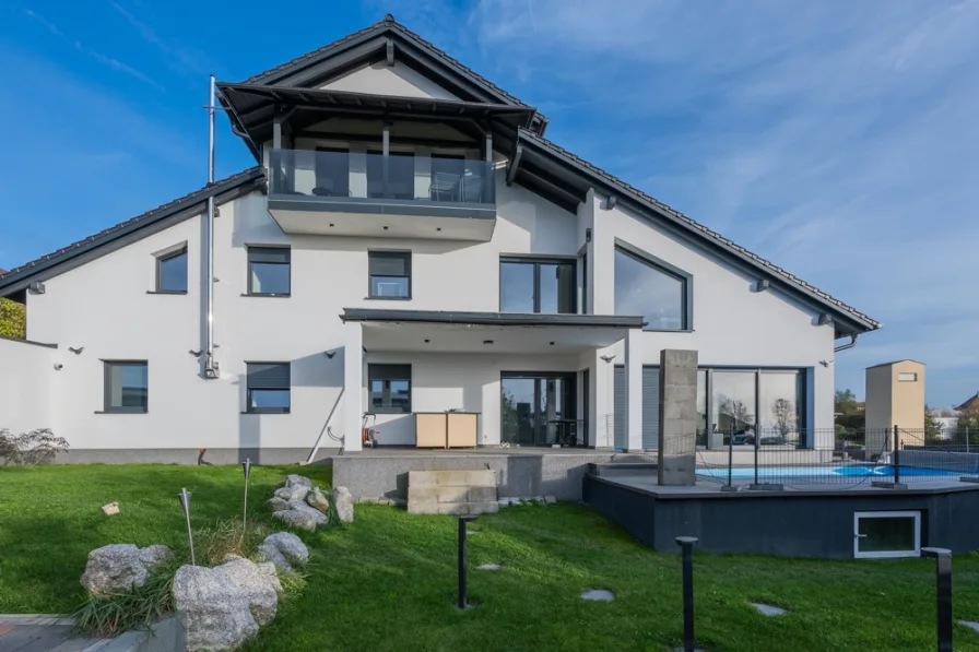 Rückseite - Haus kaufen in Salzweg - Salzweg: Haus mit 4 Wohnungen, 518 m² Wohnfläche, Neubau-Standard PREISREDUZIERUNG - SONDERPREIS