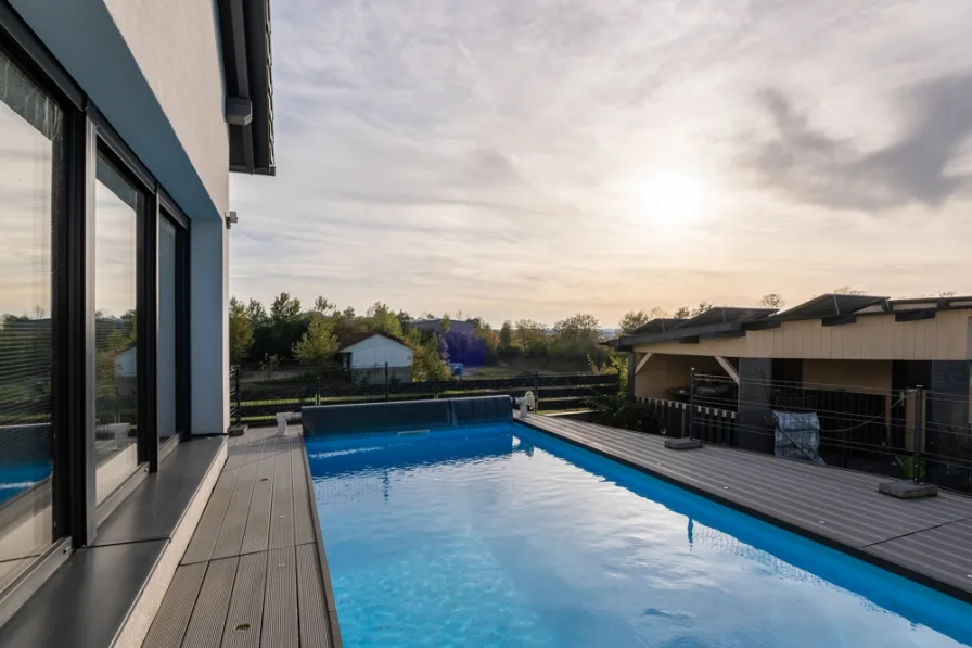 Pool (1) - Haus kaufen in Salzweg - Salzweg: Haus mit 4 Wohnungen, 518 m² Wohnfläche, Neubau-Standard