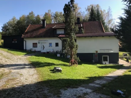 Hausansicht Nordseite - Haus kaufen in Regen - Renovierungsbedürftiges Einfamilienhaus in Alleinlage Nähe Regen