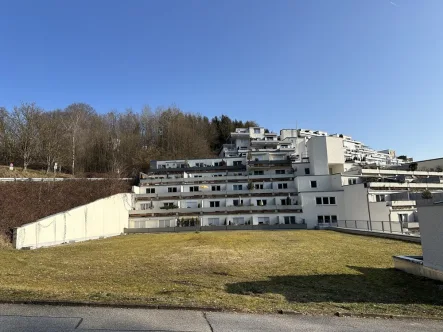 Außenansicht (1) - Wohnung kaufen in Passau - 2-Zimmer-Wohnung mit Wannenbad, Kochzeile, Sonnenterrasse und Tiefgaragenstellplatz!