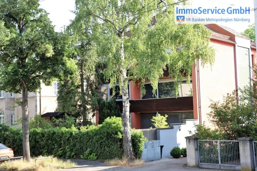 Außenansicht - Wohnung kaufen in Nürnberg - Tolle Lage in Tiergartennähe: Großzügige 4-Zimmer-Wohnung mit Südwest-Balkon und Garage!