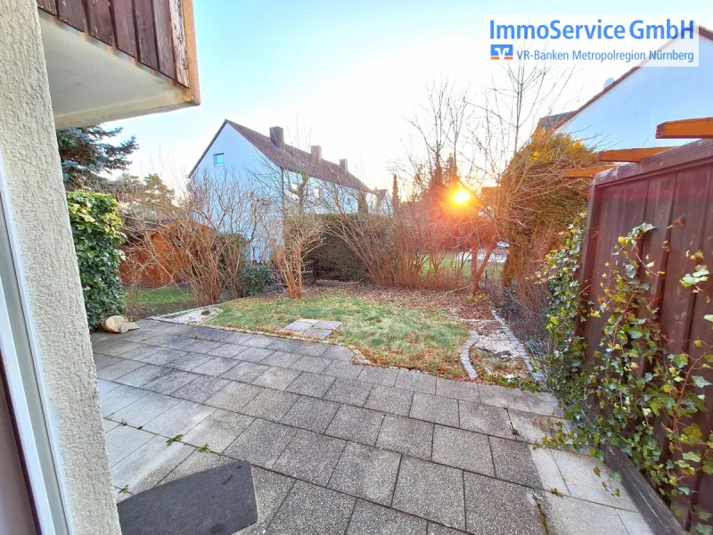 Terrasse bei Sonnenuntergang - Haus kaufen in Nürnberg - Vollunterkellertes, leerstehendes Reihenmittelhaus mit Balkon, Garten und Garage