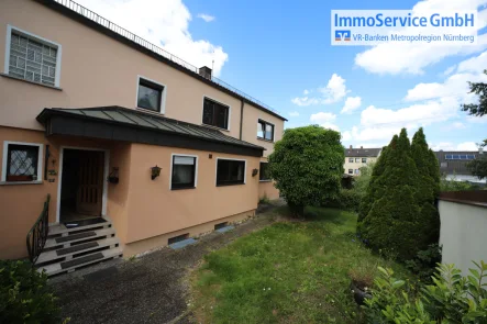 Titelbild - Haus kaufen in Röthenbach - Geräumiges Zweifamilienhaus mit Garten und Garage in ruhiger Lage