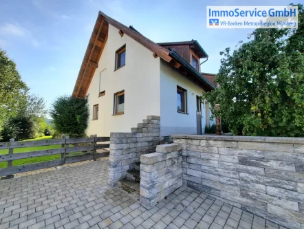 Titelbild - Haus kaufen in Happurg - Ideal für die Familie: Einfamilienhaus mit Doppelgarage auf schönen Grundstück in idyllischer Lage