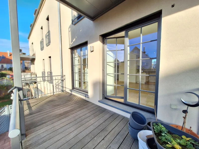 Balkon mit Treppe zum Garten