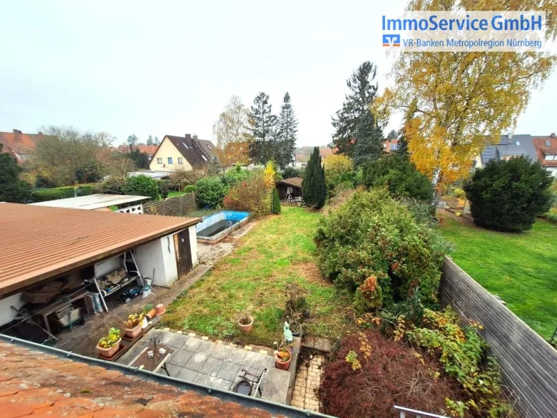 Blick in den Garten - Haus kaufen in Nürnberg - Renovierungsbedürftige DHH mit zwei getrennten Wohnungen auf schönem Grundstück mit Garten und Pool