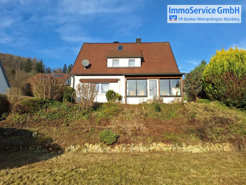 Titelbild - Haus kaufen in Pommelsbrunn - Bezugsfreies Einfamilienhaus mit Garage und Wintergarten in ruhiger Lage