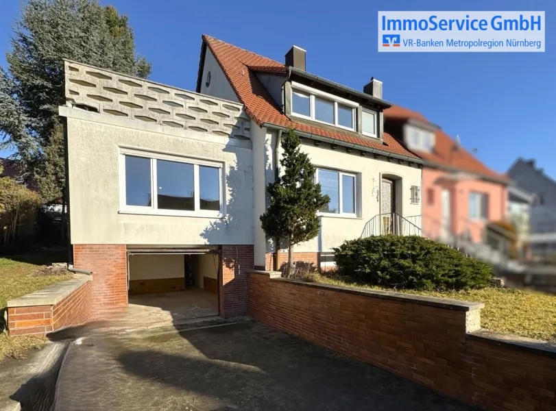 Titelbild - Haus kaufen in Zirndorf - Modernisierungsbedürftige Doppelhaushälfte in bevorzugter Lage