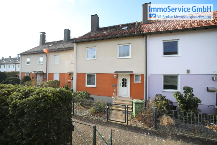 Titelbild - Haus kaufen in Rückersdorf - Vollunterkellertes Reihenmittelhaus in schöner Wohnlage mit Garten