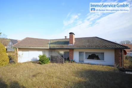 Titelbild - Haus kaufen in Lauf a. d. Pegn. - Geräumiger Bungalow mit großen Garten und Sauna