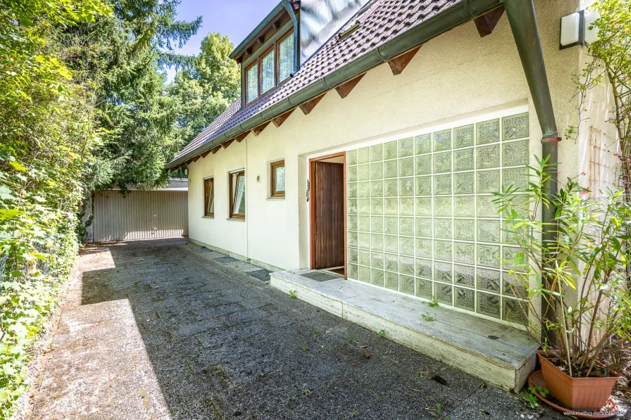 Eingang zum Haus und Blick auf die Garage