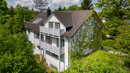 Blick auf das Haus - Haus kaufen in Riemerling - Riemerling - Mehrgenerationenhaus zum Selbstbezug mit 2 Garagen und einer Wohnfläche von ca. 385 m²!