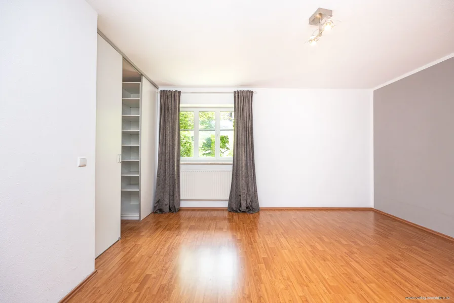 großes Hauptschlafzimmer-Erdgeschosswohnung