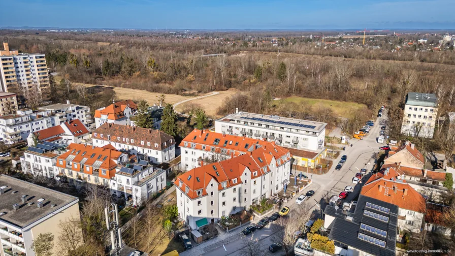 Luftbild  - Wohnung kaufen in München - Charmanter Altbau direkt am Park. Helle 3-Zi-Whg. mit großer Wohnküche & Balkon zum ruhigen Innenhof