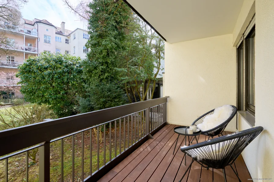 Balkon zum grünen Innenhof_023_HDR