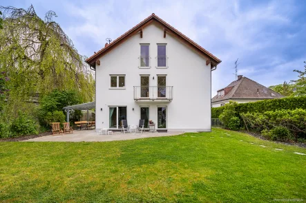 Titelbild - Haus kaufen in München - Am Ostpark - mit viel Platz für Familien. Helle DHH (KfW60) mit großem Garten, Terrasse & Garage.