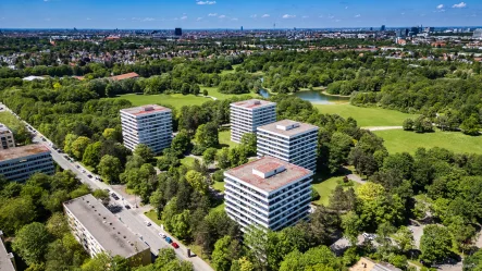 Drohnenaufnahme - Wohnung kaufen in München - Ruhiges, grünes Wohnen am Ostpark – vermietete 2-Zimmer-Whg mit TG-Einzelstellplatz und Kellerabteil