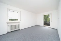 Schlafzimmer mit Zugang zum Balkon