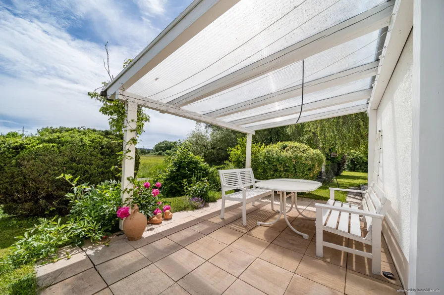 überdachte Ostterrasse mit Blick ins Landschaftsschutzgebiet