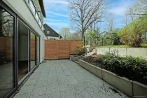 Terrasse im Souterrain mit Zugang zum Garten