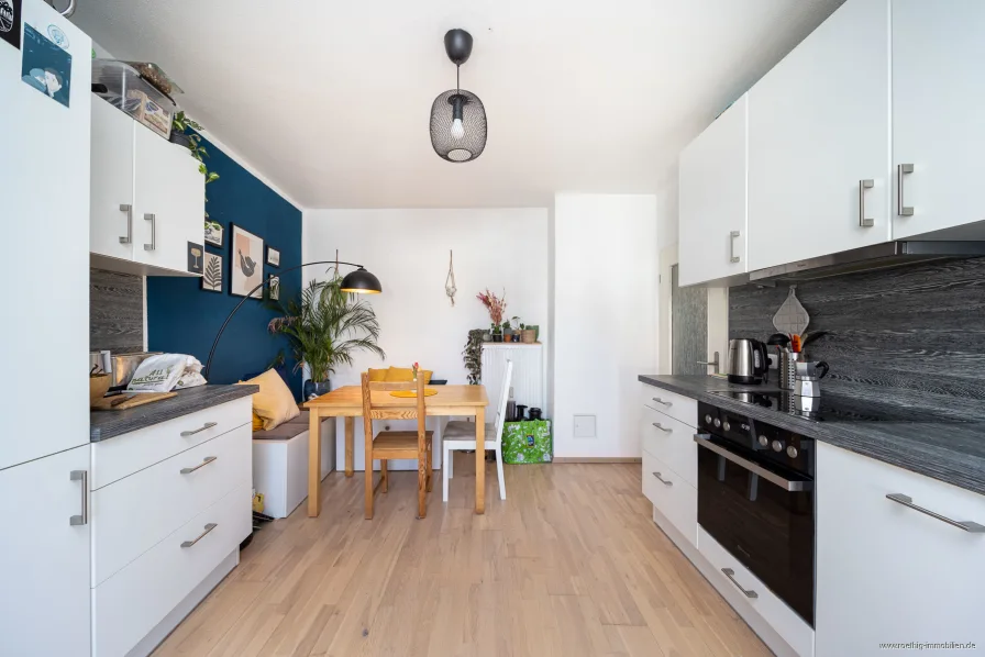 Wohnküche - Wohnung kaufen in München - Charmanter Altbau direkt am Park. Helle 3-Zi-Whg mit großer Wohnküche & Balkon zum ruhigen Innenhof