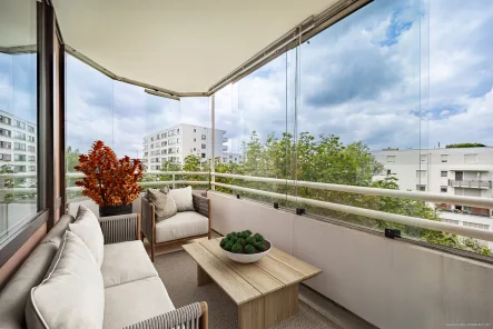 visualisierte Möblierung auf dem Balkon - Wohnung kaufen in München - Bogenhausen-Johanneskirchen! Helle, großzügige 3-Zimmer-Wohnung im 4. OG mit Balkon & TG-Stellplatz.