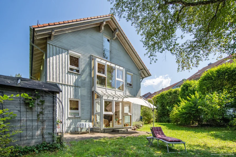 Außenansicht - Haus kaufen in Penzberg - Lichtdurchflutetes REH (Klimaholzhaus) mit Traumgarten am Naturschutzgebiet & Tiefgarage in Penzberg