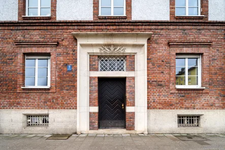 Außenansicht - Wohnung kaufen in München - Denkmalgeschützte Rarität in Laim. Liebevolle 3,5-Zi.-Altbauwhg mit Wohnküche & luftige Deckenhöhe.