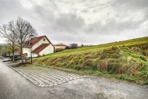 Anwohnerstraße mit Blick auf das Grundstück