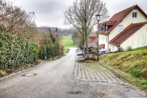 Anwohnerstraße mit Blick auf das Grundstück