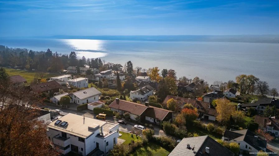 Blick auf den Ammersee - Haus kaufen in Herrsching am Ammersee / Breitbrunn am Ammersee - Exklusives Doppelhausanwesen mit Einliegerwohnung, außergewöhnlicher Raumhöhe & Seeblick in Top-Lage