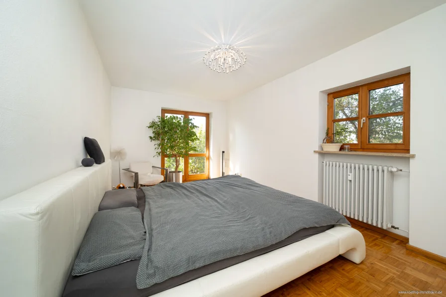 lichtdruchflutetes Schlafzimmer