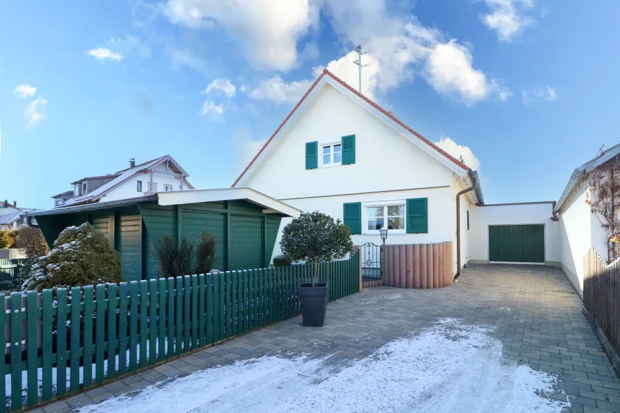 Außenansicht - Haus kaufen in Peiting - Stilvolles Einfamilienhaus in Peiting: Wohnkomfort vereint mit Gartenidylle